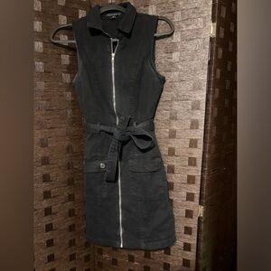 Sleeveless denim black zip up dress!